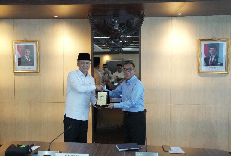 Mentrans Temui Mendikti Saintek, Bahas Program Dapur SDM Unggul ‘Transmigrasi Patriot’