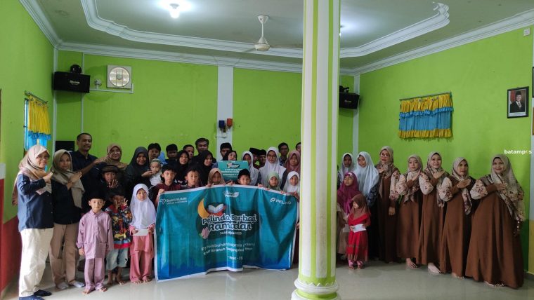 Pelindo Bagi Takjil dan Paket Sembako hingga Santuni Anak Yatim