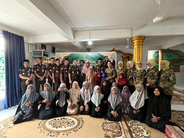 Kejari Batam dan IAD Gelar Bakti Sosial Ramadan, Salurkan Ratusan Paket Sembako ke 4 Panti Asuhan