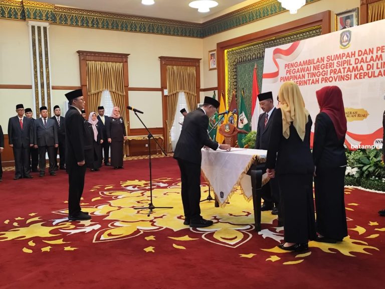 Sekda Kepri Lantik Kadis PU dan Direktur RSUD RAT