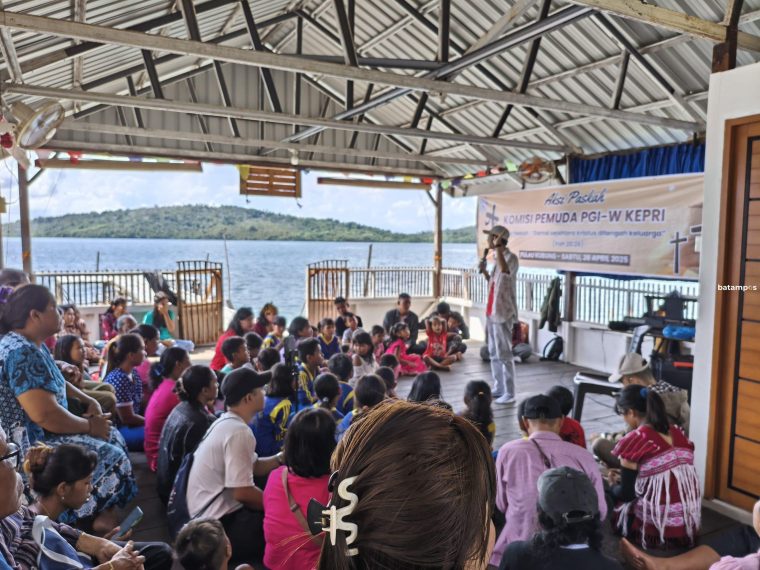 Pemuda Gereja PGI Kepri Rayakan Paskah dengan Bakti Sosial di Pulau Kubung