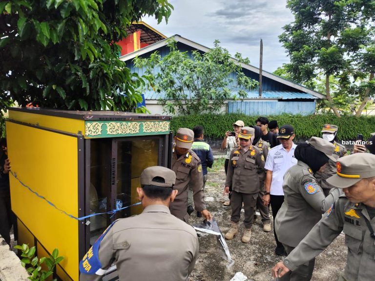 Satpol PP Angkut Gerobak hingga Kontainer Pedagang yang Ditinggal di Taman Laman Bunda