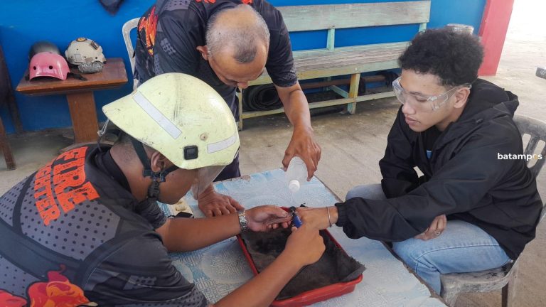 Petugas Damkar Lepaskan Cincin Tersangkut di Jari Pemuda di Tanjunguban
