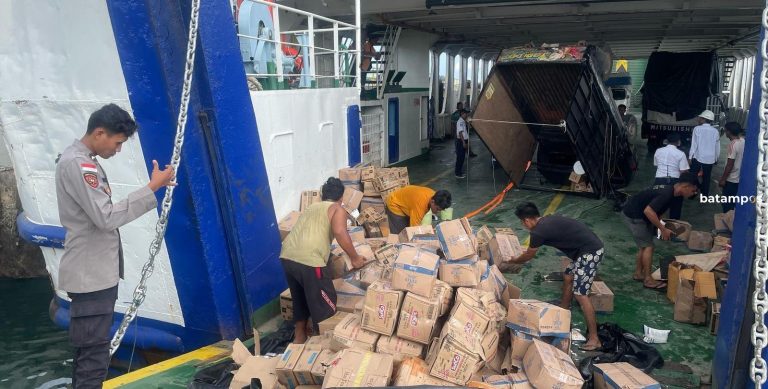 Keluar Kapal RoRo, Pikap Pengangkut Sembako dari Batam Terbalik di Pelabuhan ASDP Tanjunguban
