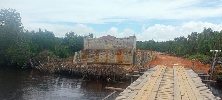 Proyek Pembangunan Jembatan Penghubung Dinas PUTR Lingga di Desa Marok Kecil Sudah 3 Tahun Mangkrak