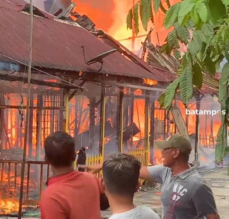 Kebakaran Hebat Habiskan 6 Unit Rumah di RT 006 RW 002 Senayang, Lingga