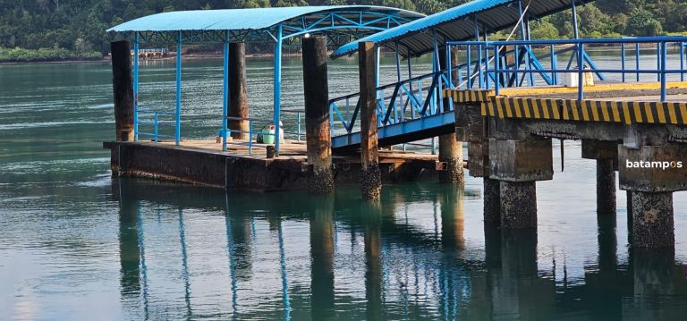 Ponton Pelabuhan Senayang Miring, Warga Beraktivitas Terpaksa Menggunakan Pelabuhan Beton