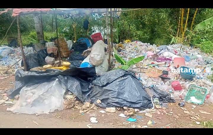 Terkait Tumpukan Sampah di Jalan Tempat Wisata Pemandian Air Panas, DPRD Lingga Segera Koordinasi dengn DLH