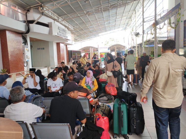 Penumpang Kapal Tujuan Batam Padat