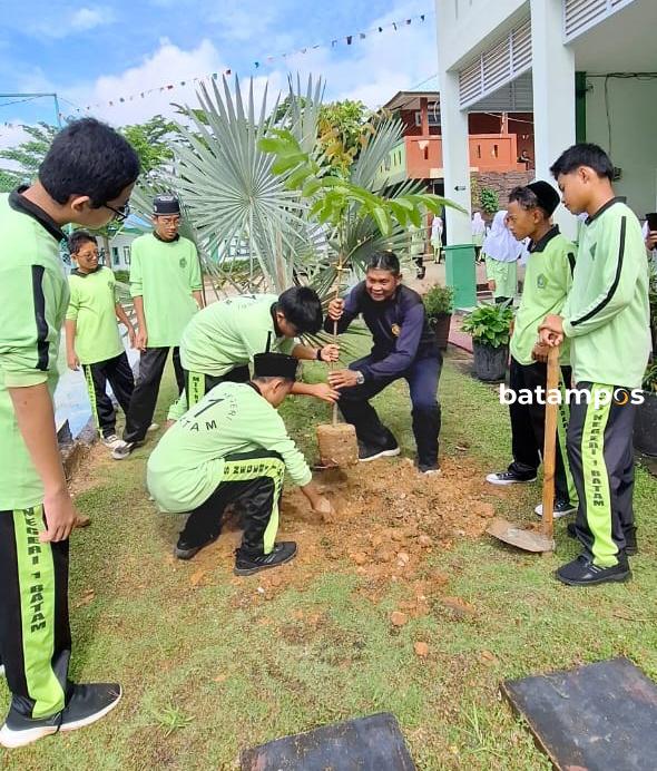 Hijaukan Lingkungan, MTsN 1 Batam Tanam Ratusan Pohon Matoa di Hari Bumi