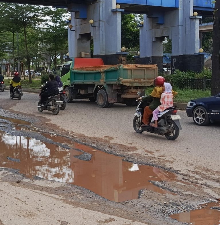 Genangan Air Perparah Kerusakan Jalan di Batuaji dan Sagulung