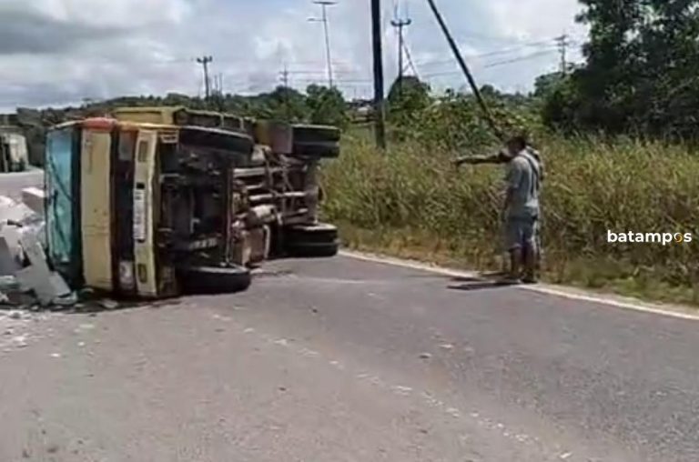 Beredar Video Truk Muatan Bata Ringan Terguling di Bintan