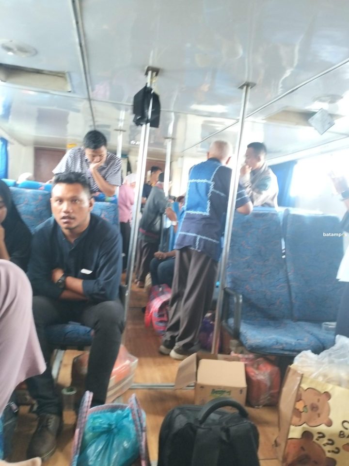 Kapal MV Arena 2 Rute Tanjungpinang-Lingga Kandas di Atas Karang