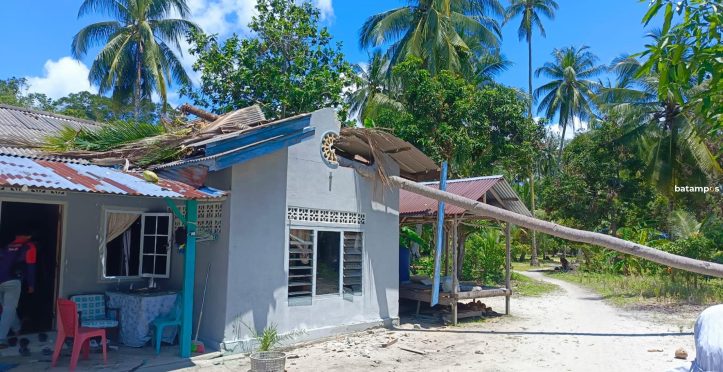 Ditimpa Pohon Kelapa, 1 Rumah Warga Rusak