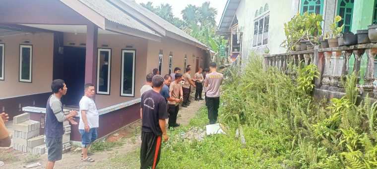 1 Rumah di Kampung Baru Roboh, Kapolsek Dabo dan Warga Gotong Royong Bersihkan Puing Bangunan