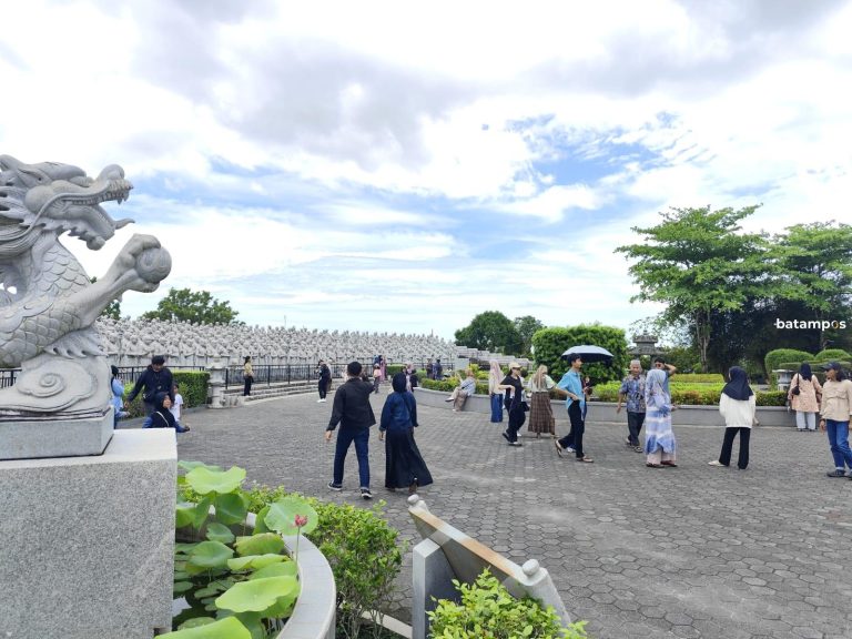 Libur Lebaran, Vihara Patung Seribu Dipadati Pengunjung