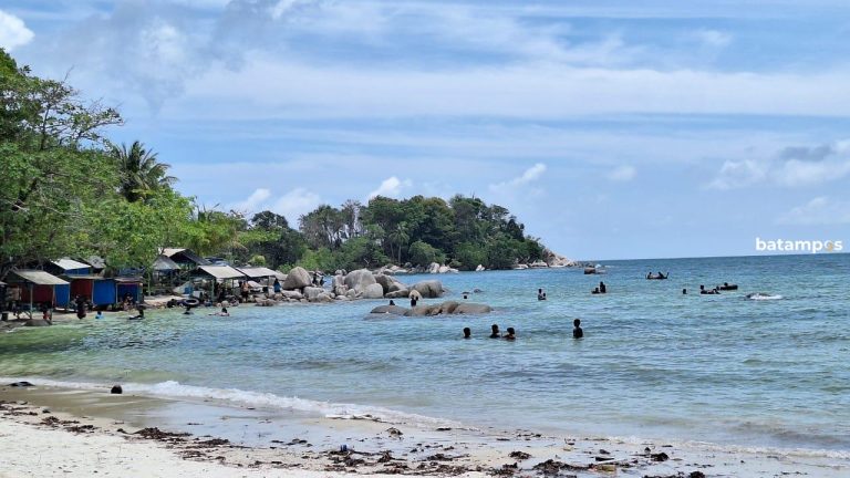 Libur Lebaran, Pantai Trikora Ramai Dikunjungi Wisatawan