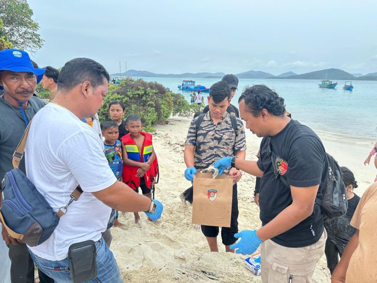 Lagi Berenang di Pulau Temawan, Wisatawan Malah Ketemu Rangka Manusia