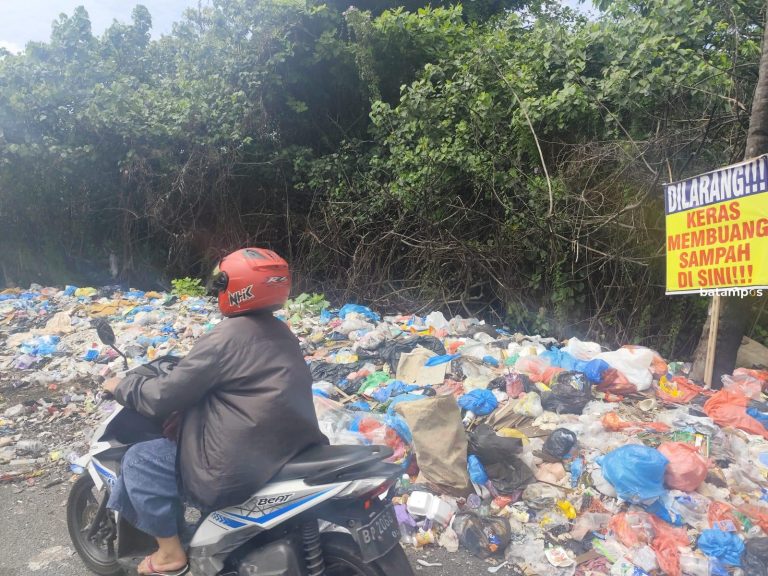 Jorok, Sampah Menggunung Pinggir Jalan di Tanjung Unggat