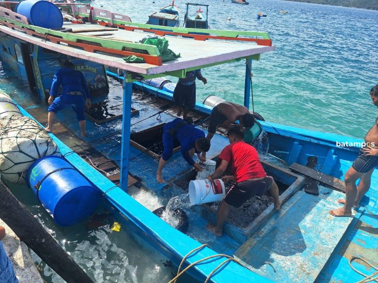 Kelebihan Muatan, KM Serba Jaya 1 Tenggelam Saat Muat Ikan di Mengkait