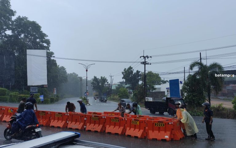 Warga Buka Paksa, Dishub Tanjungpinang Kembali Tutup Persimpangan Kota Piring