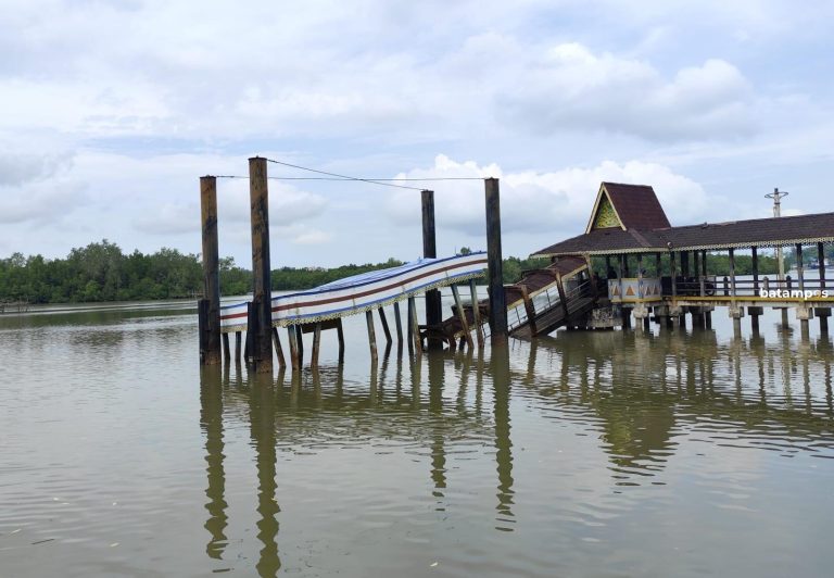 Ponton di Dermaga Kota Rebah Tanjungpinang Rusak Parah