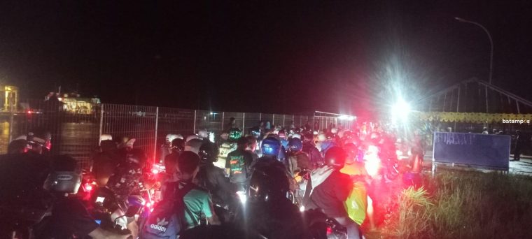 Penumpang Kendaraan Roda Dua Dan Empat Tujuan Batam dan Tanjungpinang Padati Pelabuhan Roro Jagoh