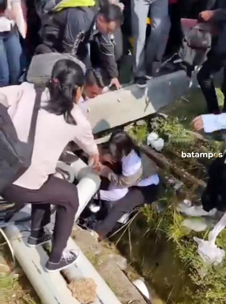 Dua Pencaker yang Viral Terjatuh ke Parit saat Hendak Wawancara Diterima Bekerja di PT Letsolar