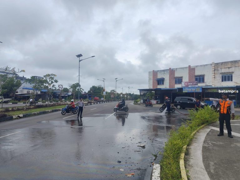Solar Tumpah ke Jalan di Ganet, 9 Pemotor Jadi Korban