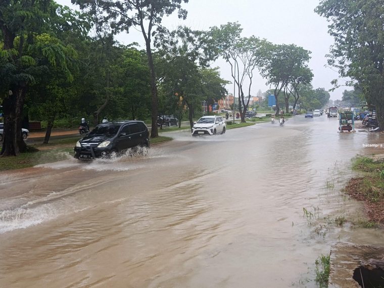 Hujan di Batuaji, Sagulung dan Marina, Banjir Ganggu Aktivitas Warga