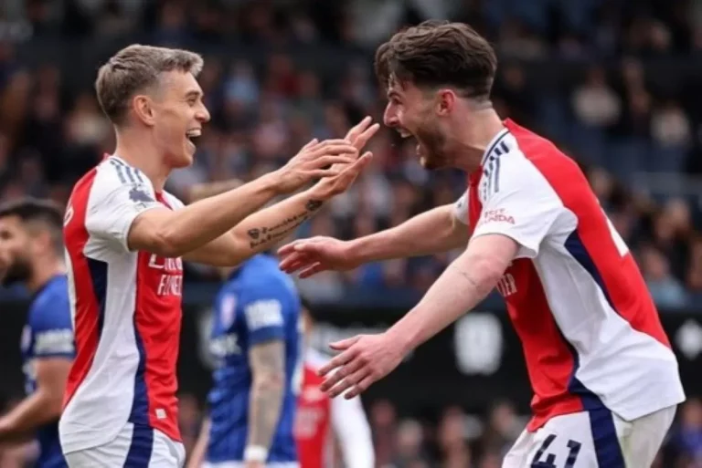 Arsenal Bantai Ipswich Town, Tunda Pesta Juara Liverpool