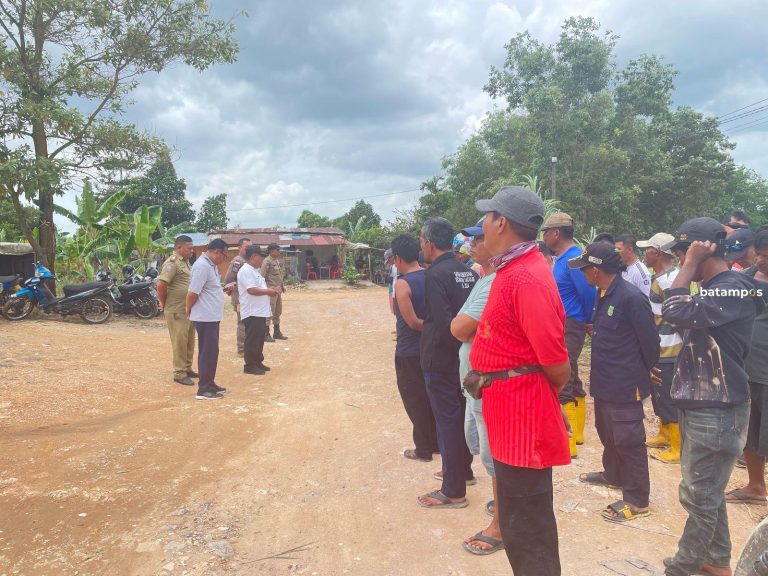Warga Protes Jalan Rusak Menuju TPS, Desak Pemerintah Segera Perbaiki