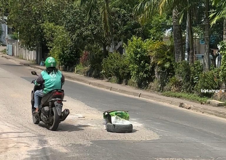 Jalan Rusak Depan RSBK Seraya Ditandai Ban Bekas