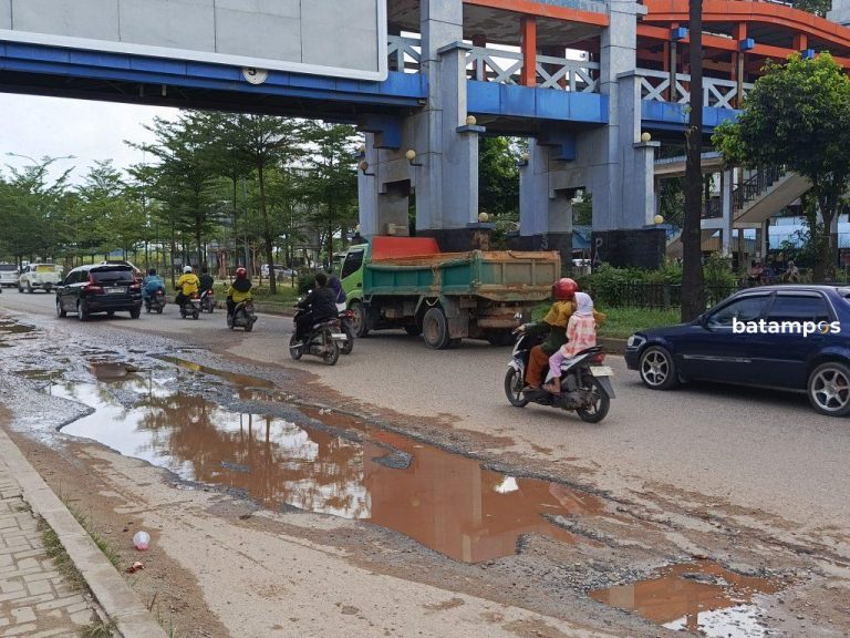 Genangan Air Memperburuk Kerusakan Jalan di Batuaji dan Sagulung 