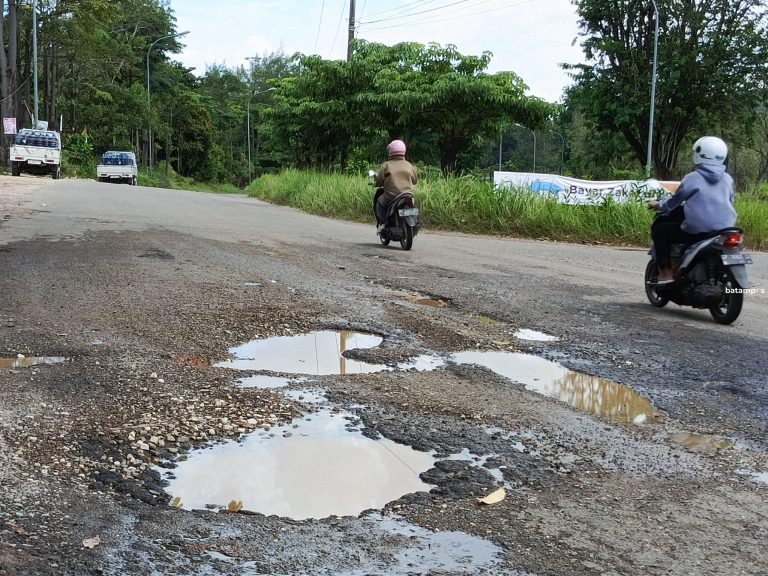 Pemotor Terus Berjatuhan, Warga Desak Perbaiki Jalan Rusak di Seibeduk