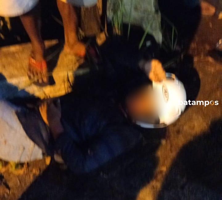 Toyota Agya dan Supra Bertabrakan, Dua Korban Terkapar di Jalan