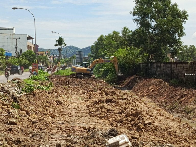 Jalan dan Drainase Menuju Kantor Camat Sagulung Mulai Diperbaiki