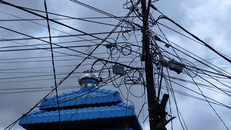Semrawutnya Kabel Fiber Optik Internet di Tanjungpinang