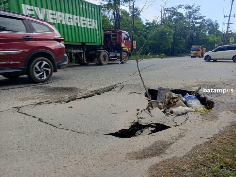 Tak Kunjung Diperbaiki, Jalan Amblas Marina City Kian Meluas