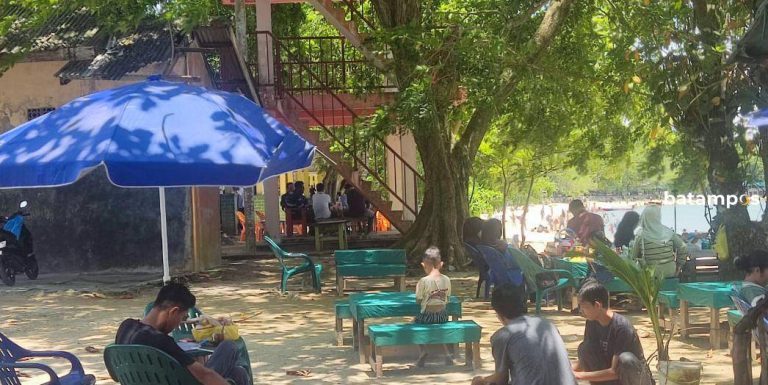 Objek Wisata Bahari di Serbu Pengunjung