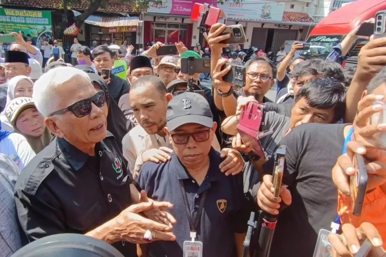 TPUA Geruduk Rumah Jokowi Tuntut Perlihatkan Ijazah Asli