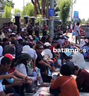 Puluhan Warga Desak Imigrasi Batam Deportasi WNA Tiongkok Pelaku Penganiayaan