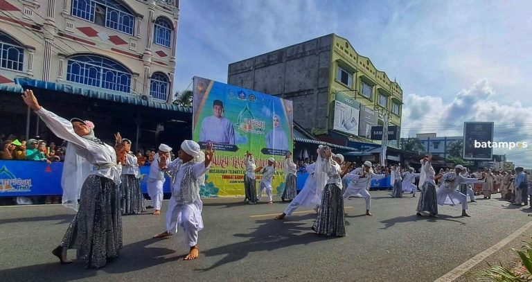 Tarian dan Busana Kreasi Meriahkan Pawai Taaruf MTQH Bintan