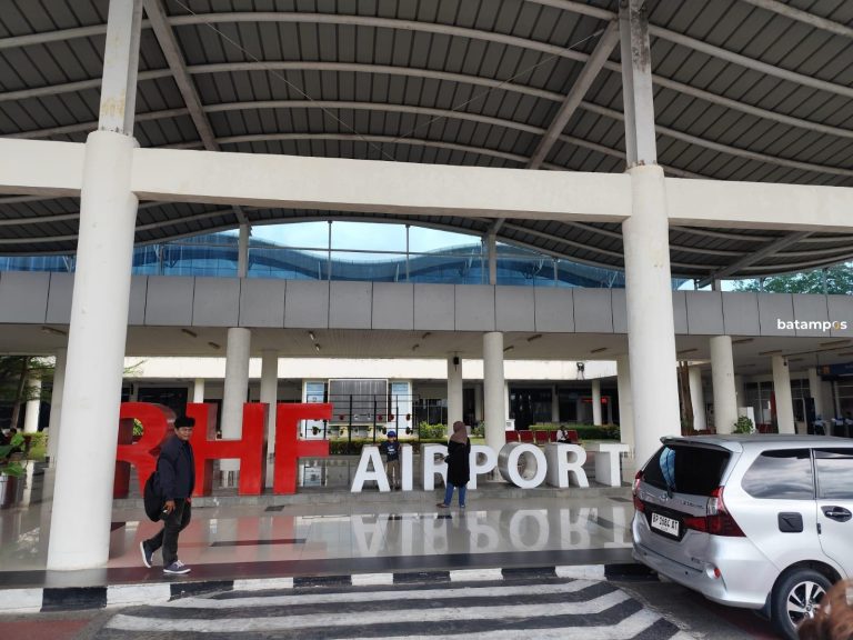 Sejumlah Penerbangan Dibatalkan, Penumpang Bandara RHF saat Lebaran Turun 12 Persen