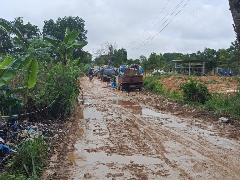 Becek dan Berlumpur, Warga Harap Akses Jalan Menuju TPS Sei Binti Segera Diperbaiki