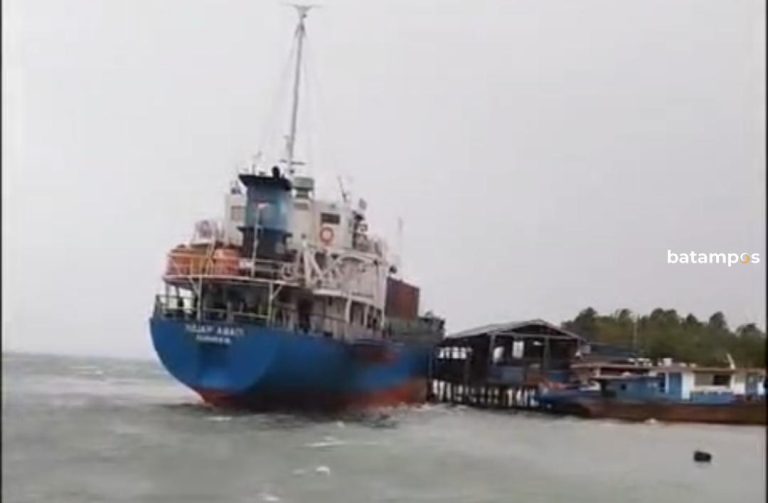 Kapal Kargo Nyaris Tabrak Bengkel di Bintan setelah Dihantam Angin Kencang