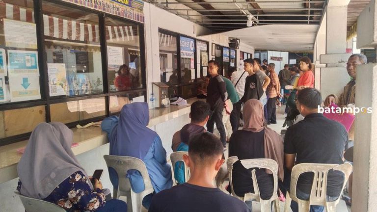 Permintaan Akta Lahir dan KTP Meningkat, Disdukcapil Batam Dipenuhi Warga