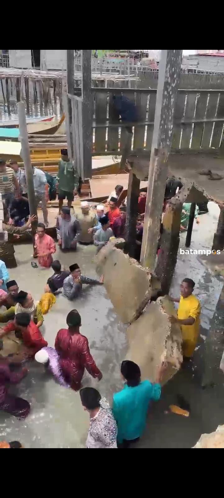 Lantai Jembatan Ambruk, Momen Kebahagiaan Seketika Berubah Menjadi Menegangkan