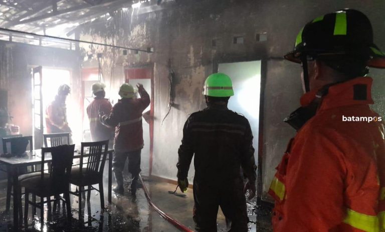 Dua Rumah Dinas di Kompleks Pangkalan PLP Tanjunguban Terbakar, Api Diduga Berasal dari Dapur
