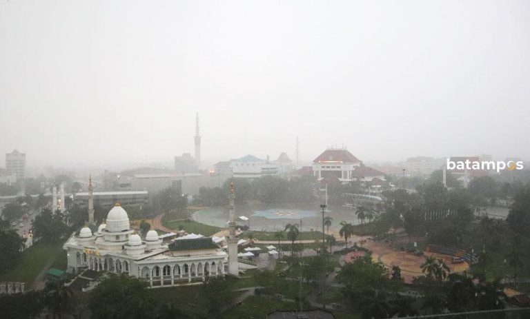 Batam Diterjang Hujan Lebat dan Angin Kencang, Sejumlah Wilayah Terendam